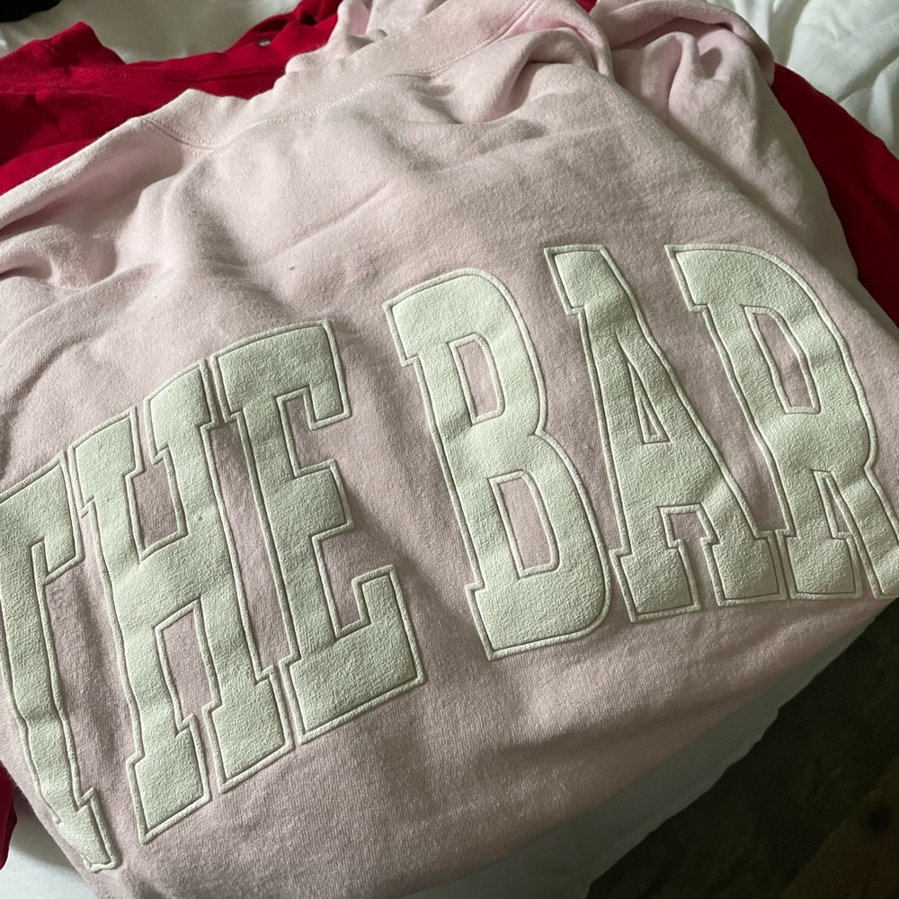 THE BAR VARSITY SWEATSHIRT IN LIGHT PINK